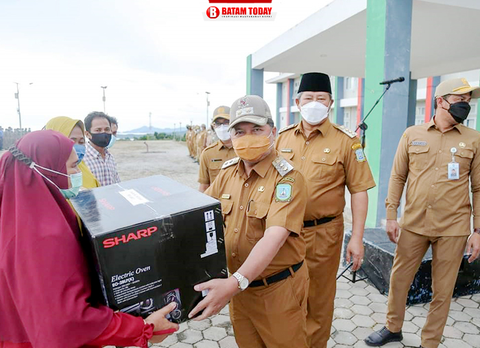 Wakil Bupati saat menyerahkan bantuan oven kepada UMKM